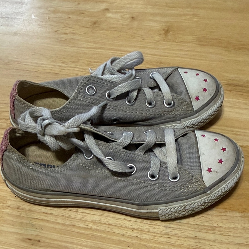 Stylish Kids' Gray Sneakers with Star Accents